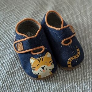 See Kai Run Cruz Dark Blue Tiger Slippers Size 5 Toddler